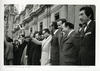 Salvador Allende con su gabinete saludando