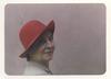 María De la Fuente con sombrero rojo.