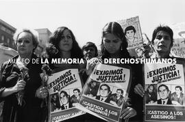 MADRE Y ACTRIZ MARIA MALUENDA y viudas de tres profesionales degollados se manifiestan en bandejón central Alameda Bernardo O'Higgins, Santiago.