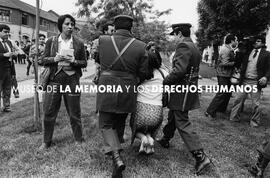 UNA MUJER SE RESISTE, manifestación frente al cuartel de la Central Nacional de Informaciones (CNI) de la calle Barros Borgoño, Santiago, noviembre 1983.